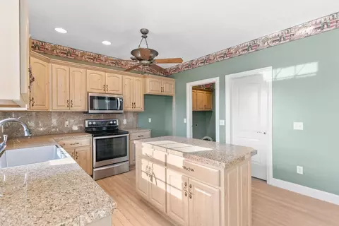 Kitchen - 5072 E Hedgerow Dr, Springfield, MO 65802 photo 2 of 5