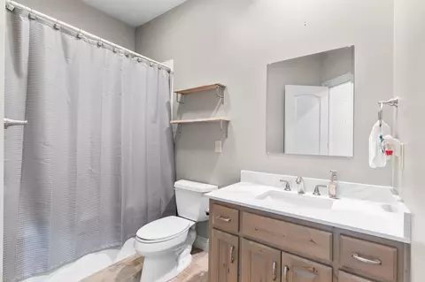 Bath - 5072 E Hedgerow Dr, Springfield, MO 65802 photo 5 of 6