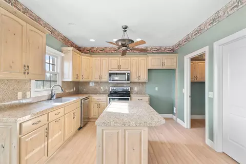 Kitchen - 5072 E Hedgerow Dr, Springfield, MO 65802 photo 3 of 5