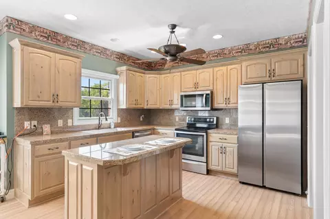 Kitchen - 5072 E Hedgerow Dr, Springfield, MO 65802 photo 1 of 5