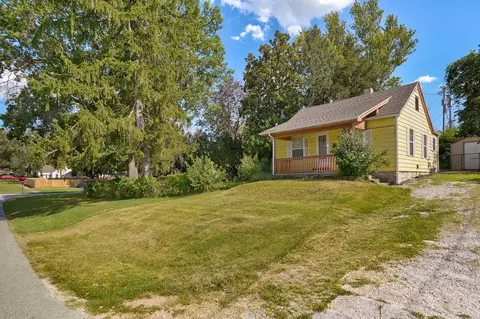 Exterior - 908 W Della St, Springfield, MO 65803 photo 2 of 9