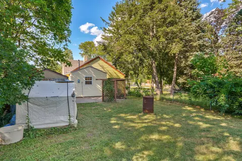 Exterior - 908 W Della St, Springfield, MO 65803 photo 8 of 9