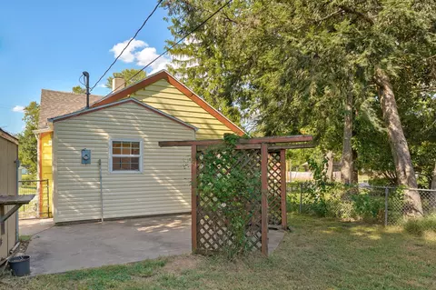 Exterior - 908 W Della St, Springfield, MO 65803 photo 9 of 9