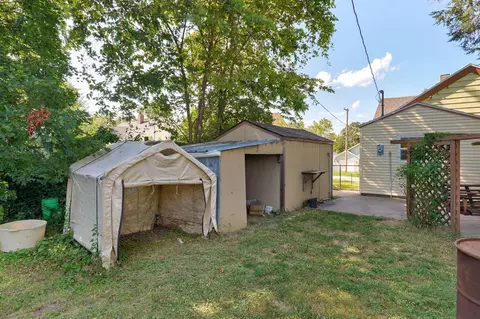 Exterior - 908 W Della St, Springfield, MO 65803 photo 7 of 9