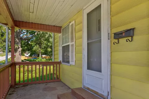 Exterior - 908 W Della St, Springfield, MO 65803 photo 3 of 9