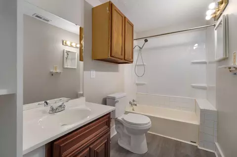 Bath - 908 W Della St, Springfield, MO 65803 photo 1 of 1