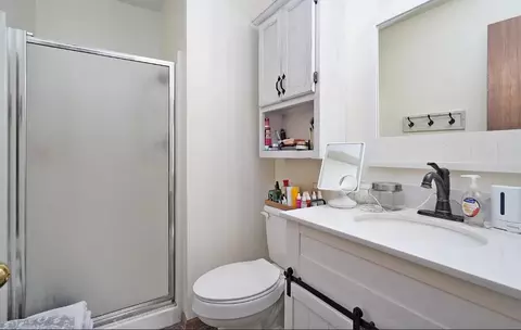 Bath - 1045 N Dickerson Ave, Springfield, MO 65803 photo 2 of 4
