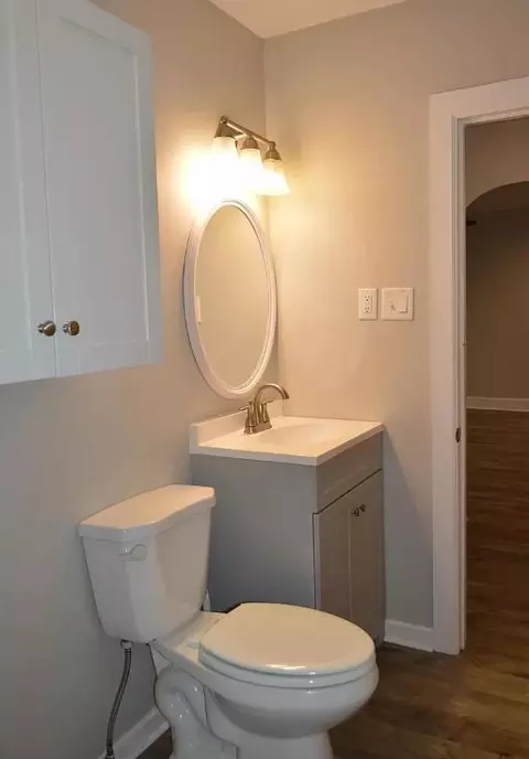 Bath - 1045 N Dickerson Ave, Springfield, MO 65803 photo 1 of 4