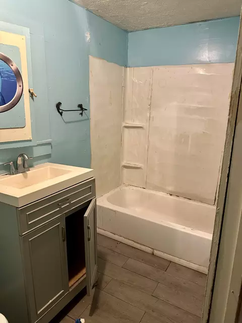 Bath - 2326 N Jefferson Ave, Springfield, MO 65803 photo 1 of 2