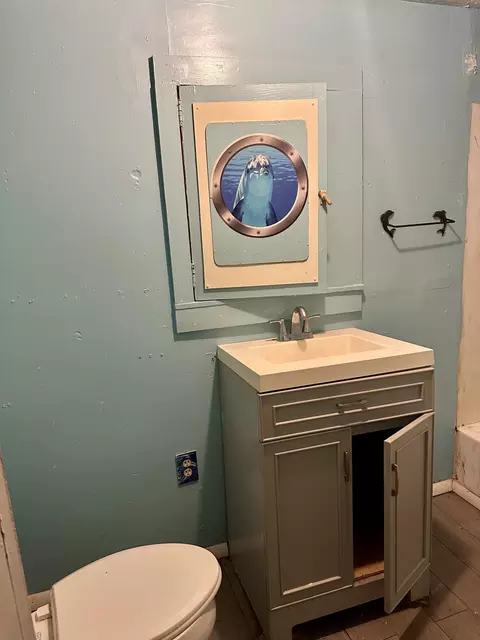 Bath - 2326 N Jefferson Ave, Springfield, MO 65803 photo 2 of 2