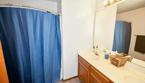 Bath - 3619 W El Castile St, Springfield, MO 65807 photo 1 of 2