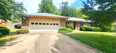 Exterior - 1811 E Holiday St, Springfield, MO 65804 photo 2 of 5