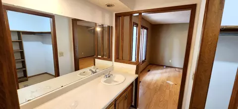 Bath - 1811 E Holiday St, Springfield, MO 65804 photo 4 of 5
