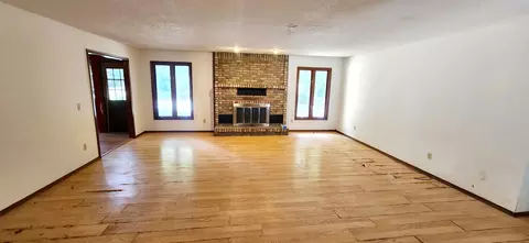 Living - 1811 E Holiday St, Springfield, MO 65804 photo 2 of 4