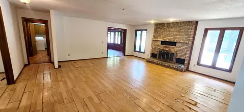 Living - 1811 E Holiday St, Springfield, MO 65804 photo 3 of 4