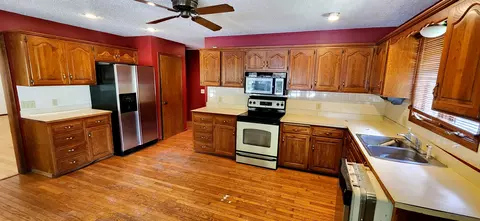 Kitchen - 1811 E Holiday St, Springfield, MO 65804 photo 3 of 3