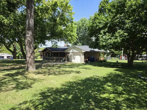 Exterior - 200 N Maple St, Mansfield, MO 65704 photo 4 of 25
