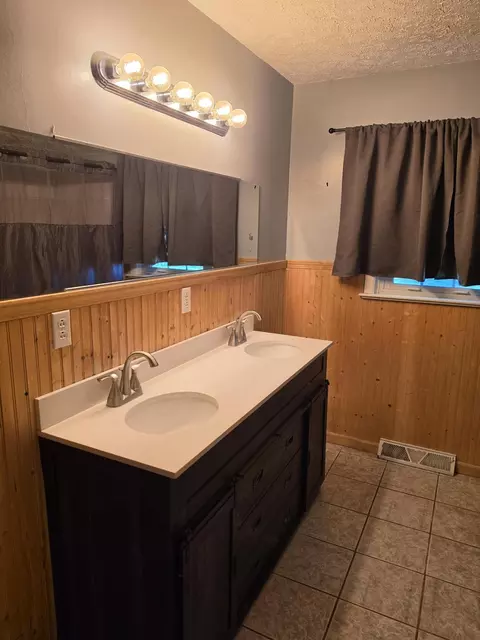 Bath - 200 N Maple St, Mansfield, MO 65704 photo 3 of 6