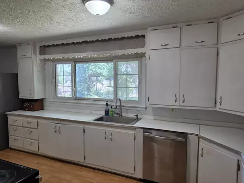 Kitchen - 200 N Maple St, Mansfield, MO 65704 photo 3 of 4