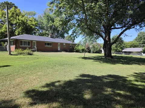 Exterior - 200 N Maple St, Mansfield, MO 65704 photo 14 of 25