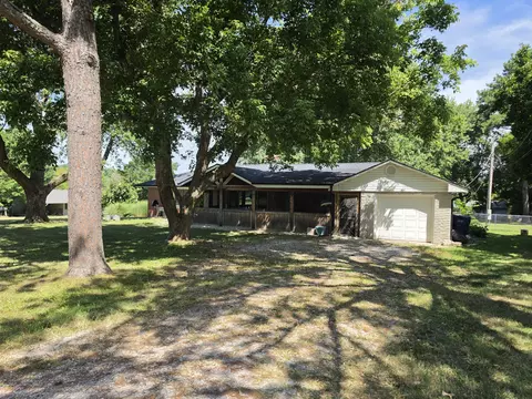 Exterior - 200 N Maple St, Mansfield, MO 65704 photo 3 of 25