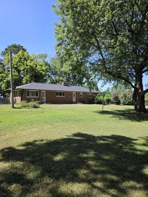 Exterior - 200 N Maple St, Mansfield, MO 65704 photo 7 of 25