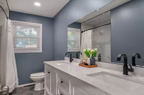 Bath - 1241 E Woodland St, Springfield, MO 65804 photo 2 of 3