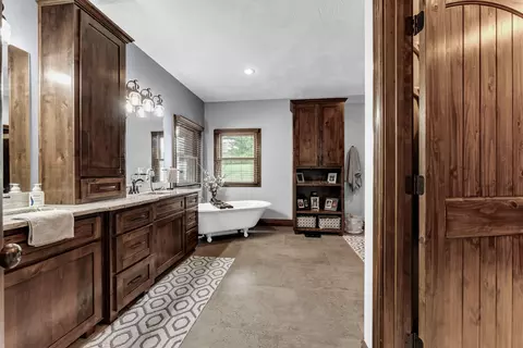 Bath - 11423 Benjamin, Republic, MO 65738 photo 1 of 7