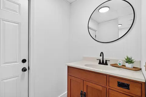 Bath - 438 Lucas St, Marshfield, MO 65706 photo 1 of 2