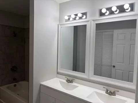 Bath - 1415 N Frisco Ave, Springfield, MO 65802 photo 1 of 4