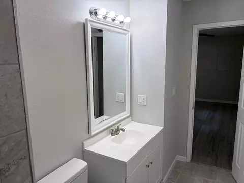 Bath - 1415 N Frisco Ave, Springfield, MO 65802 photo 3 of 4