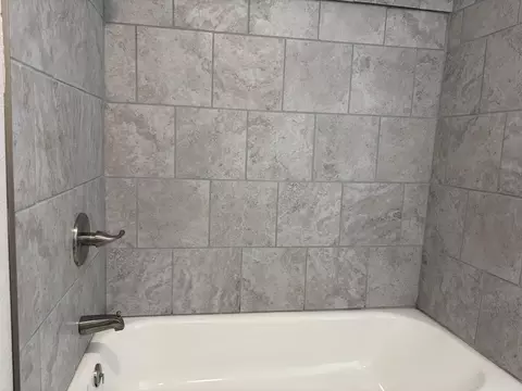 Bath - 1415 N Frisco Ave, Springfield, MO 65802 photo 2 of 4