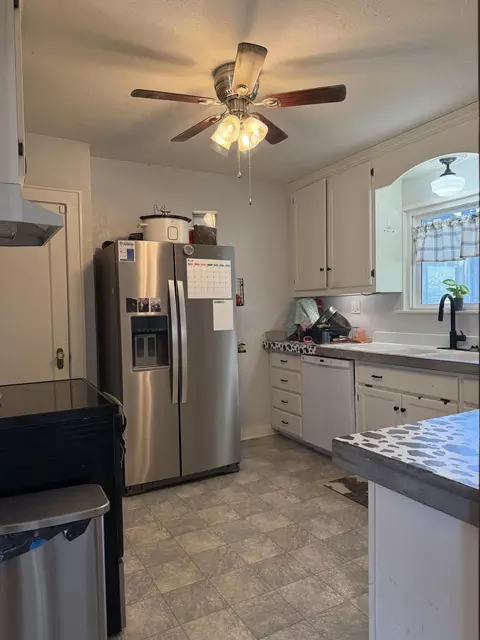 Kitchen - 1015 Durnell St, Cabool, MO 65689 photo 2 of 4