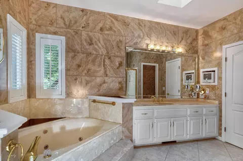 Bath - 3649 E Kensington Dr, Springfield, MO 65802 photo 2 of 5