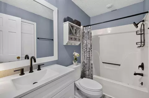 Bath - 259 Buckingham Dr, Branson, MO 65616 photo 2 of 2
