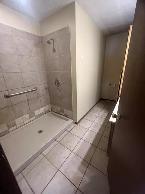 Bath - 1023 S Oak Grove Ave, Springfield, MO 65804 photo 4 of 5