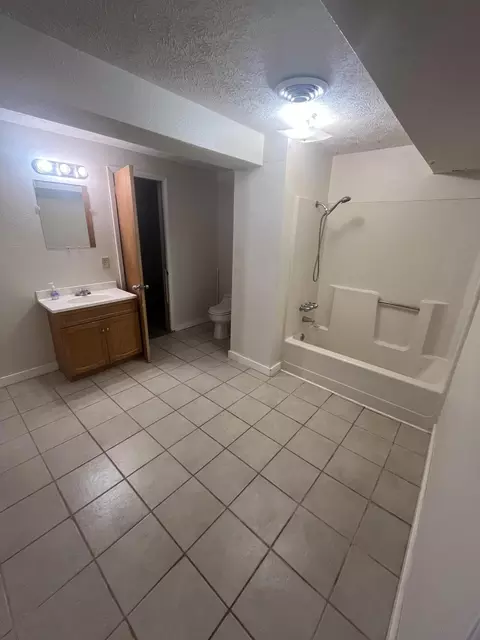 Bath - 1023 S Oak Grove Ave, Springfield, MO 65804 photo 5 of 5