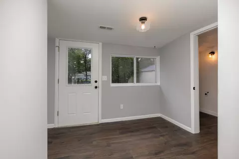 Entry Way - 1701 W Lee St, Springfield, MO 65803 photo 2 of 3