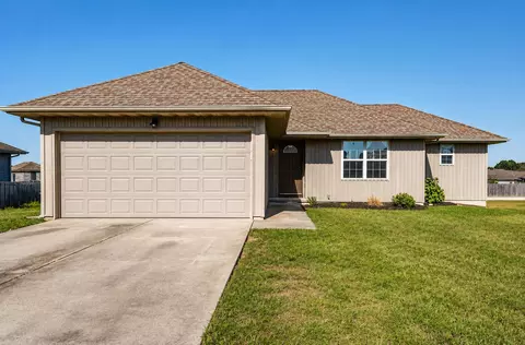 Exterior - 107 Cherry Ave, Clever, MO 65631 photo 2 of 7