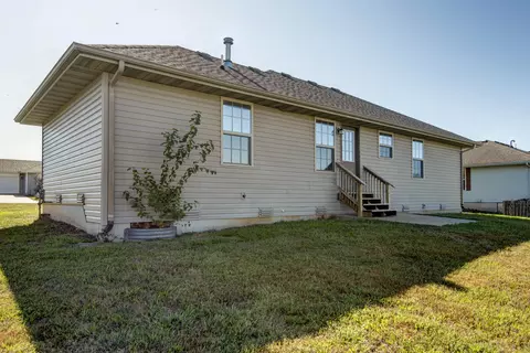 Exterior - 107 Cherry Ave, Clever, MO 65631 photo 4 of 7
