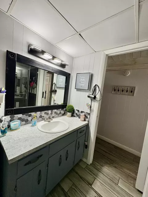Bath - 4 Cedar St, Greenfield, MO 65661 photo 1 of 4