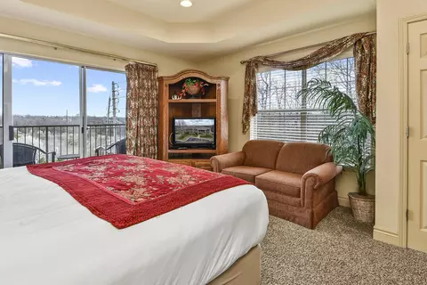 Bedroom - 201 Golfview Dr #1-14, Branson, MO 65616 photo 2 of 5
