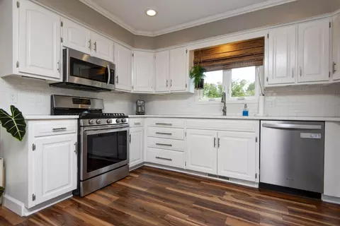 Kitchen - 1245 E Highpoint St, Springfield, MO 65804 photo 2 of 4