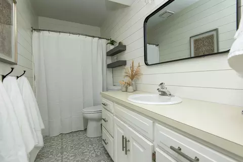 Bath - 1245 E Highpoint St, Springfield, MO 65804 photo 3 of 3