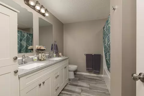 Bath - 2504 S Mccann Ave, Springfield, MO 65804 photo 2 of 2