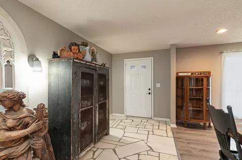 Entry Way - 2504 S Mccann Ave, Springfield, MO 65804 photo 2 of 5