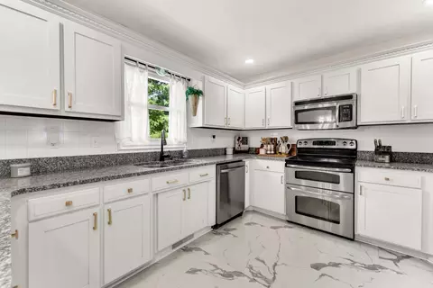 Kitchen - 3427 S Ashley Ct, Springfield, MO 65809 photo 2 of 4
