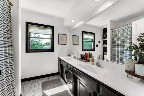 Bath - 3427 S Ashley Ct, Springfield, MO 65809 photo 2 of 4