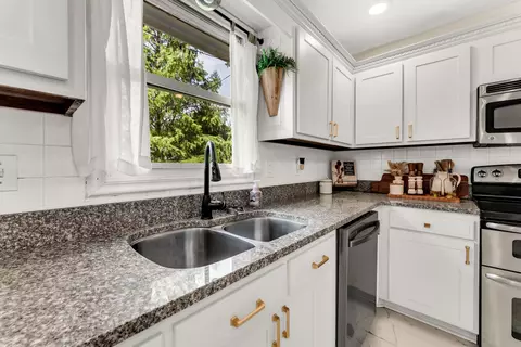 Kitchen - 3427 S Ashley Ct, Springfield, MO 65809 photo 3 of 4