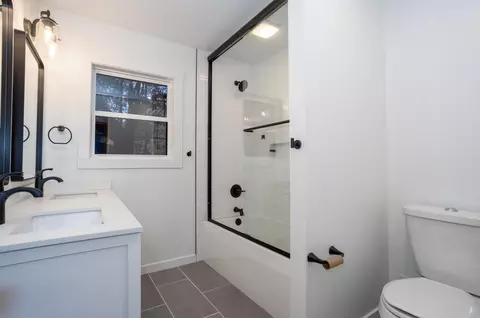 Bath - 2123 S Prairie Ln, Springfield, MO 65804 photo 1 of 2